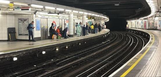 Underground transit platform with curved tracks